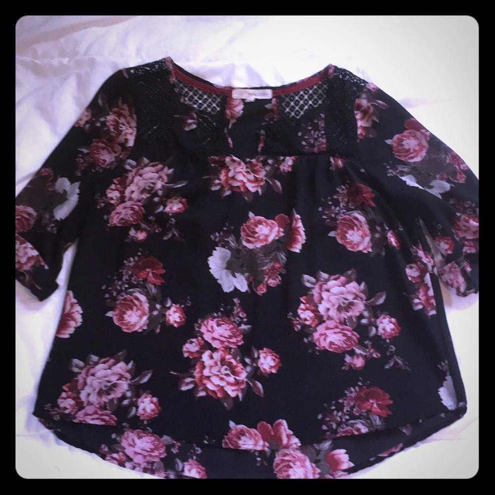 Floral blouse 3/4 length. Small